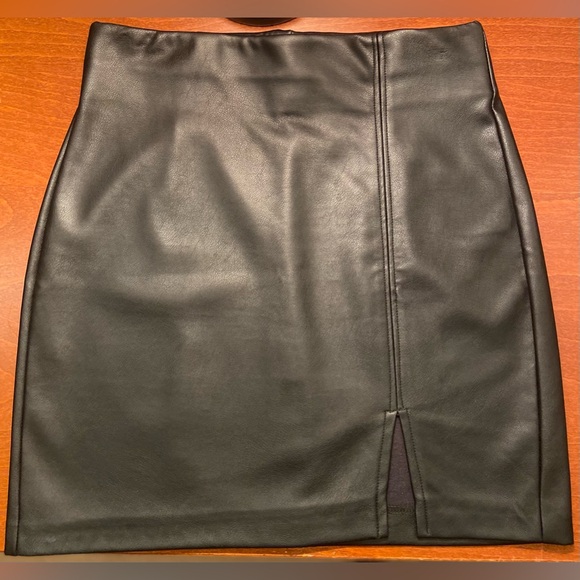 Mini Black Faux Leather Garage Skirt With Slit in XS - Picture 1 of 5